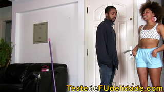 Sjefen av de mest oppsiktsvekkende skjønnheter kjærlighet til å se i din hushjelp er sexy Giovanna Bombom sliping av ditt hjem, ved hjelp av bare et rødt undertøy scene full i Stedet Teste de Fudelidade