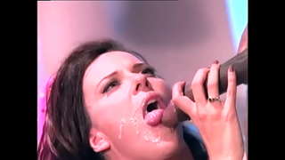 Schwaarze Kinnek a säi Besuch beim ficken dës starving busty chick