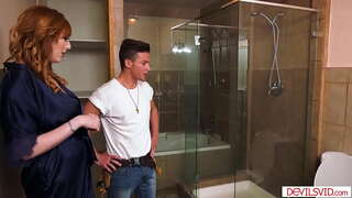 Грудаста дружина наставляє рогоносцы чоловікові, отсасывая і трахаясь з сантехніком