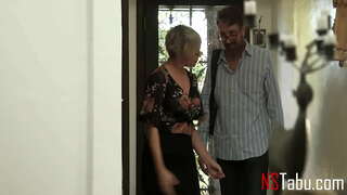 ���ातो Busty MILF क्षति