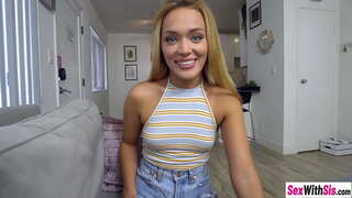 Hot babe tešil fajčenia a kurva mačička