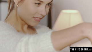 ברונטית חמודה שעונים על עצמה במראה בזמן אוננות