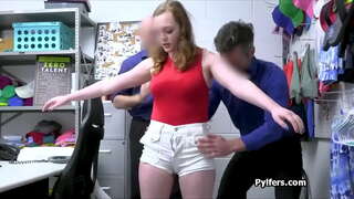 Busty teen gagů na tvrdé kohouty dvě stráže