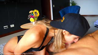 OneNymphoLatina DEEPTHROATS бірі оның табынушылары және заглатывает a қалың THROATPIE