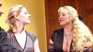 ʲ�험이 없는 젊은 부부가 도울에서 성숙한 이웃에서 그녀의 첫 번째 스타킹 Fuck