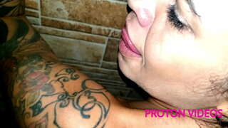 Dušas aiz-the-ainas ar karstā blondīne