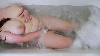 Meedchen weist Hire grousse Arsch a masturbiert an de Bad