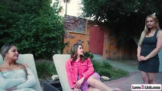 ���ოგონა სთხოვს ახალი მოწიფული დავუბრუნდეთ მისი სხვა ბებერი კაცი.ისინი კოცნა და იგი licks დიდი milfs ფეხები და შემდეგ car მისი