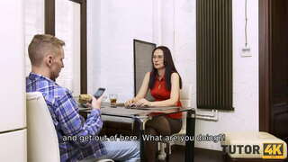 TUTOR4K. Slender isixhosa tutor etsaliweyo kwi ukwabelana ngesondo lwabafundi kwi sofa