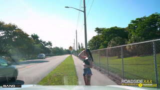 בצד הדרך - מקועקע כוסית משלם מכונאי עם אותה כוס צר