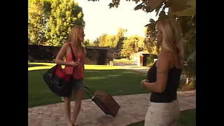 Aph young college girls abo baphethe nto emva - Anna, Cali, Erika Asazanga, Holly Halston, Aniko, Nikoletta