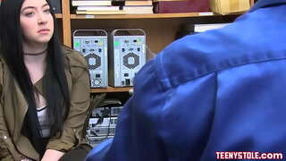 Развълнуван и с хубав личиком млада порно звездата на име Амиллия Оникс получава наказание от един човек от службите за сигурност с по-голям член