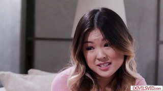 ציצים קטנים אסיה ואת החברה הבלונדינית שלה הולכת השלישייה עם השכן