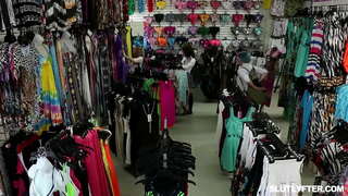 Молоденькая блондие Хаилеи Спейдс суцкс пенис и у исто време махнито јебе у пичку