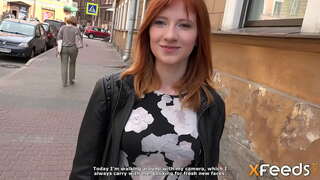 Ilu annab talle suhu ja nad seksivad diivanil doggystyle ja muud kujutab, et teha nägus tüdruk kurtmine