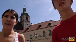 HUNT4K. صياد الغنية يغوي صغيرة سمراء الذين النقدية اللازمة للحصول على إجازة