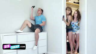 Siswap - Lusty Stiefschwestern Trick Ihre Großen Stepbros Und Ficken Auf Der Couch