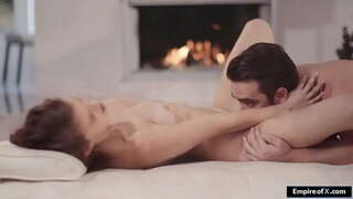 Bruna dungito pussy lekis tiam fucked de ŝia manaĝero