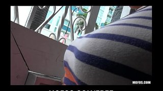 Голям синигер брюнетка момиче Сабрина Тейлър дава голям обществен БЖ