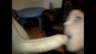 Веома леп велики солидан члан высасывается сувоће