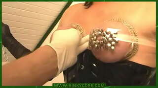 Сиськи з намальованими шпильками і гра з писающей дірочкою