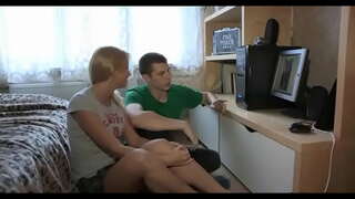 ���ස්සන brunette දැරිය ලෙෂර් වර්ල්ඞ් උද්යානයේ දක්වා මේදය කුකුළා