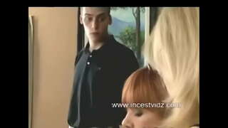 Trinn Mor og trinn Sønn besøk dominerende trinn Tante på hennes Bursdag