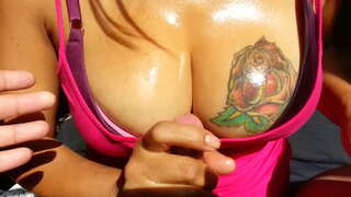 Rosa masturbación con la mano