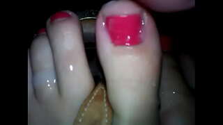 Adolescente tomar algunhas cum en pé e sandalias