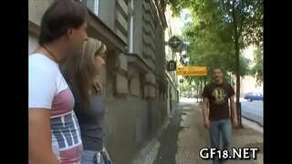 Lad অস্ত যায় এবং stares