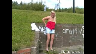 Cô Tính công diễn thoát y bạn gái anh đang ở