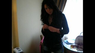 Eadailtis amatorial Lilly strip agus masturbates