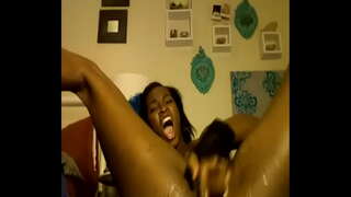 сквирт s мастурбирующей web-kamere