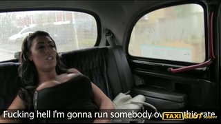 بھاری چھاتی فحش Ava کے ساتھ drilled ڈرائیور کے پیچھے میں اس کے ٹیکسی