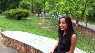 Ã�ティーナの温かいフェイシャルトリートメントに彼女の滑りやお尻聞く