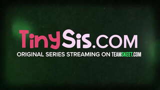 18 יאָר אַלט אַריאַנאַ גראַנד איז דאָ פֿאַר איין זאַך און איינער זאַך נאָר, צו באַקומען פאַקט! דעם סעקסי טאָכעס שיינקייט ליב צו קוקן אַרויף בייַ דיין פּנים מיט אַ טיף אַראָפּ איר האַלדז און מאָונז אין פאַרגעניגן ווען זייַענדיק פּל