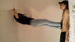 Creulon feistres yn sathru ei gaethweision