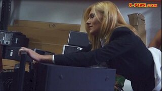 Mainit Milf, sa storage room upang kumita ng mas maraming pera