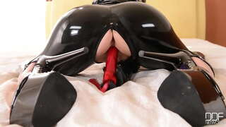 Наслаждайся үҙе Люси вибратор