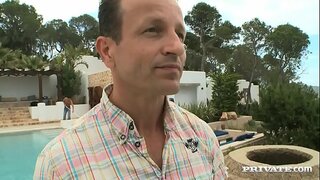 ایمی جنگلی نمٹنے کے لئے دو کاک کے ساتھ