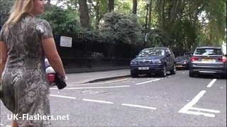 Sexy blikajúce blondínka Ashley Jazdcov vonkajšie exhibicionizmu a amatérske voyeur babe