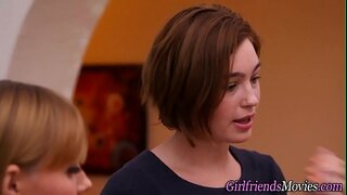 Busty teen lelafin'ny lesbiana