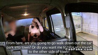 Velike sise amater dobije lica u lažni taksi