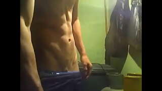 19 яшьлек егет мастурбирует