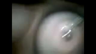 Novia juega con sus pezones perforados 1