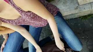 Downblouse nenas na rúa público