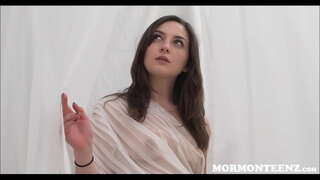 Tânăr Mormon Fata Piper Xo E De Rahat O Biserică Sefii Cocoș În Spatele Unui Cearșaf Alb