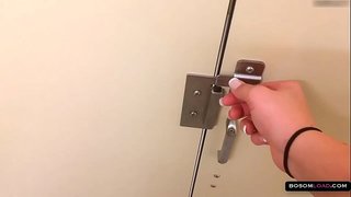 ���ील उच्च क्लब बालों वाली बिल्ली छूत &amp;amp; बड़ी प्राकृतिक स्तन