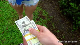 Ƴ�沫对金发女郎刘海在车库，在公共