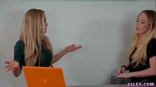 ť�同性恋剂被抓住通过一个性感的间谍